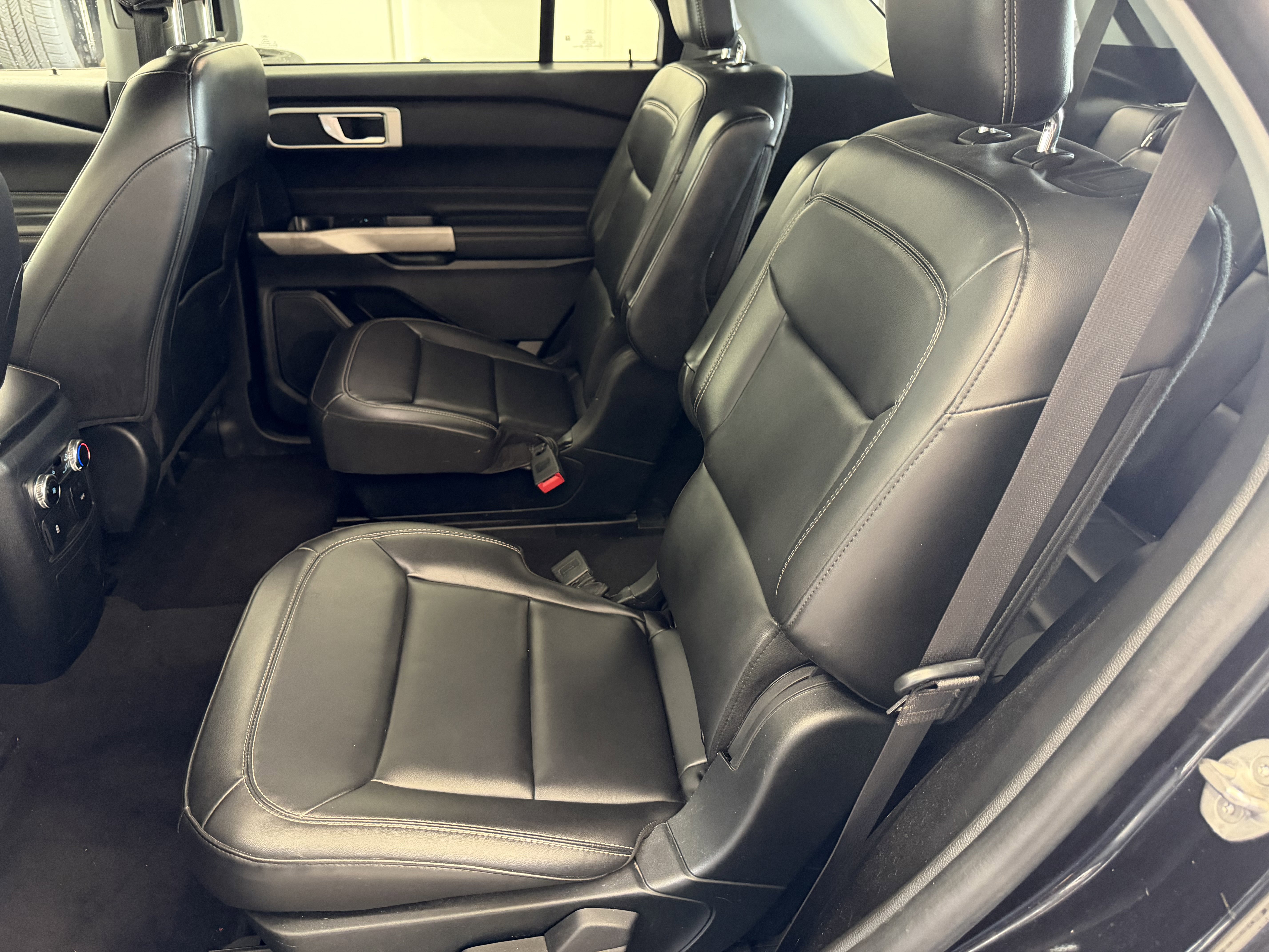 Used 2022 Ford Explorer XLT w/ Equipment Group 202A RWD image 26