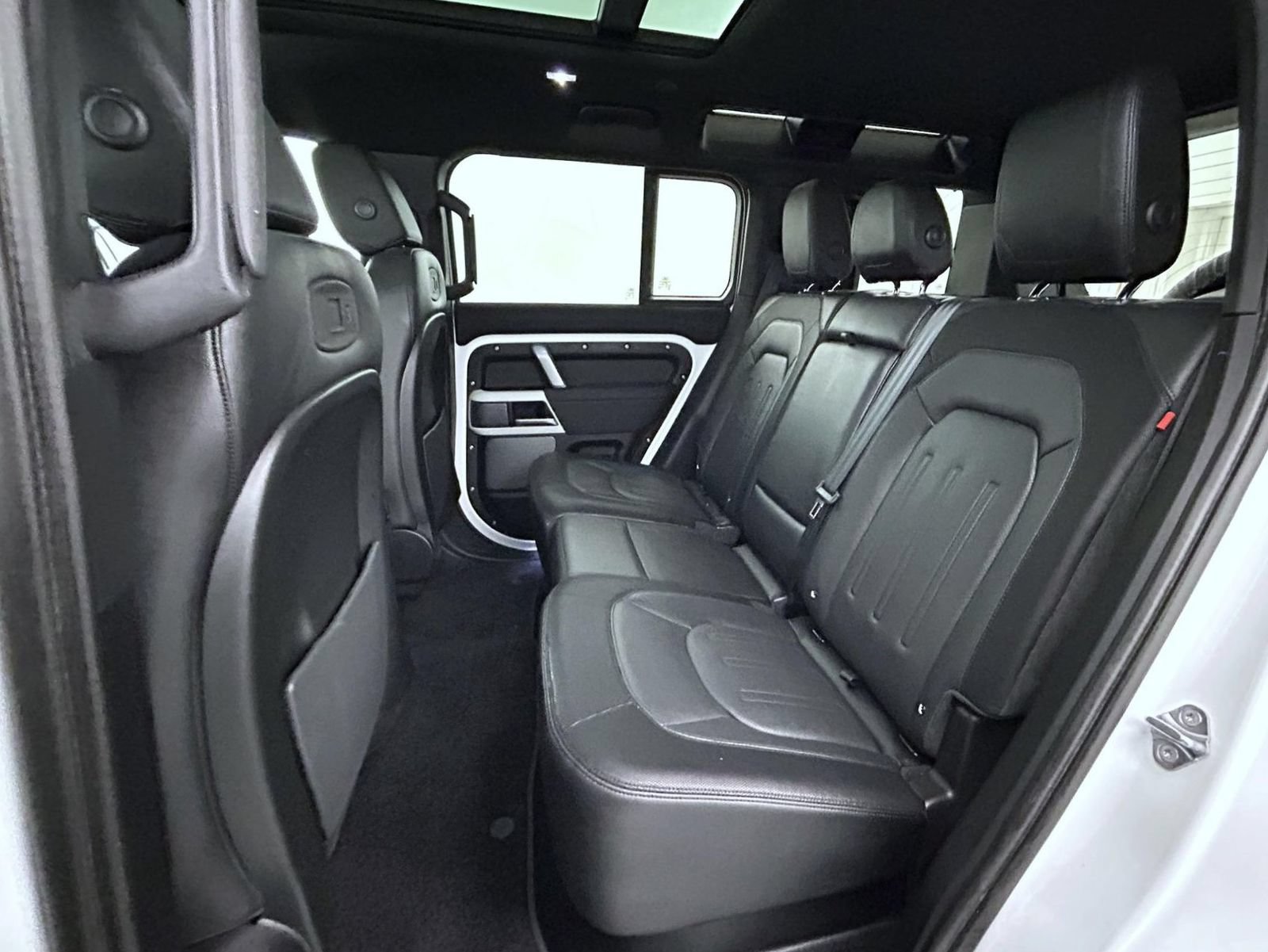 Used 2022 Land Rover Defender 110 X-Dynamic SE AWD/4WD image 19