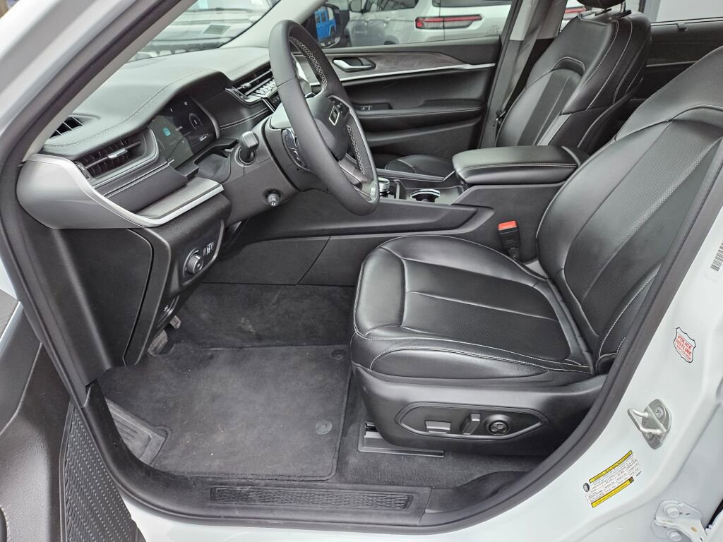Used 2023 Jeep Grand Cherokee L Limited w/ Luxury Tech Group II AWD/4WD image 16