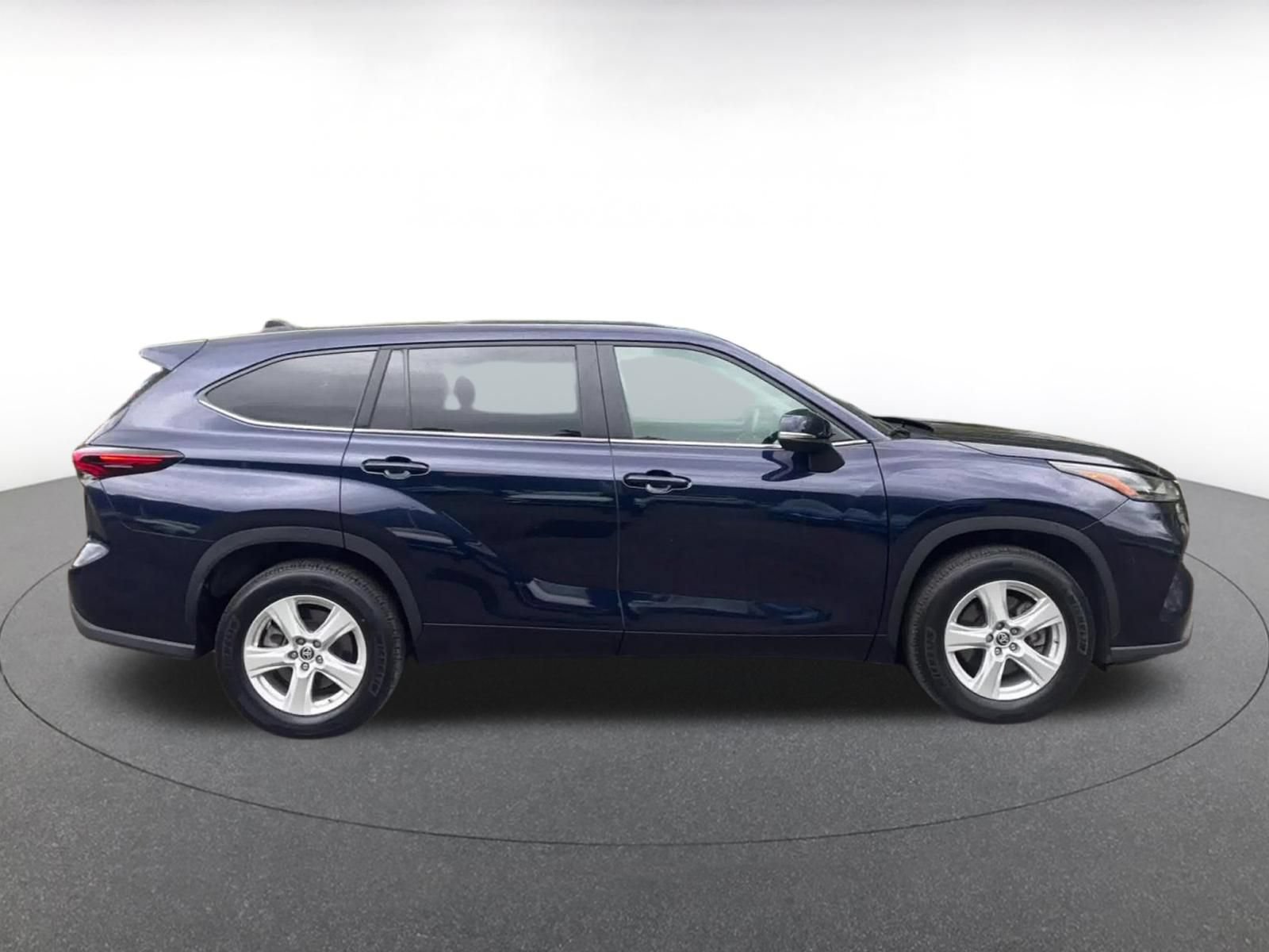 Used 2025 Toyota Highlander LE FWD image 15