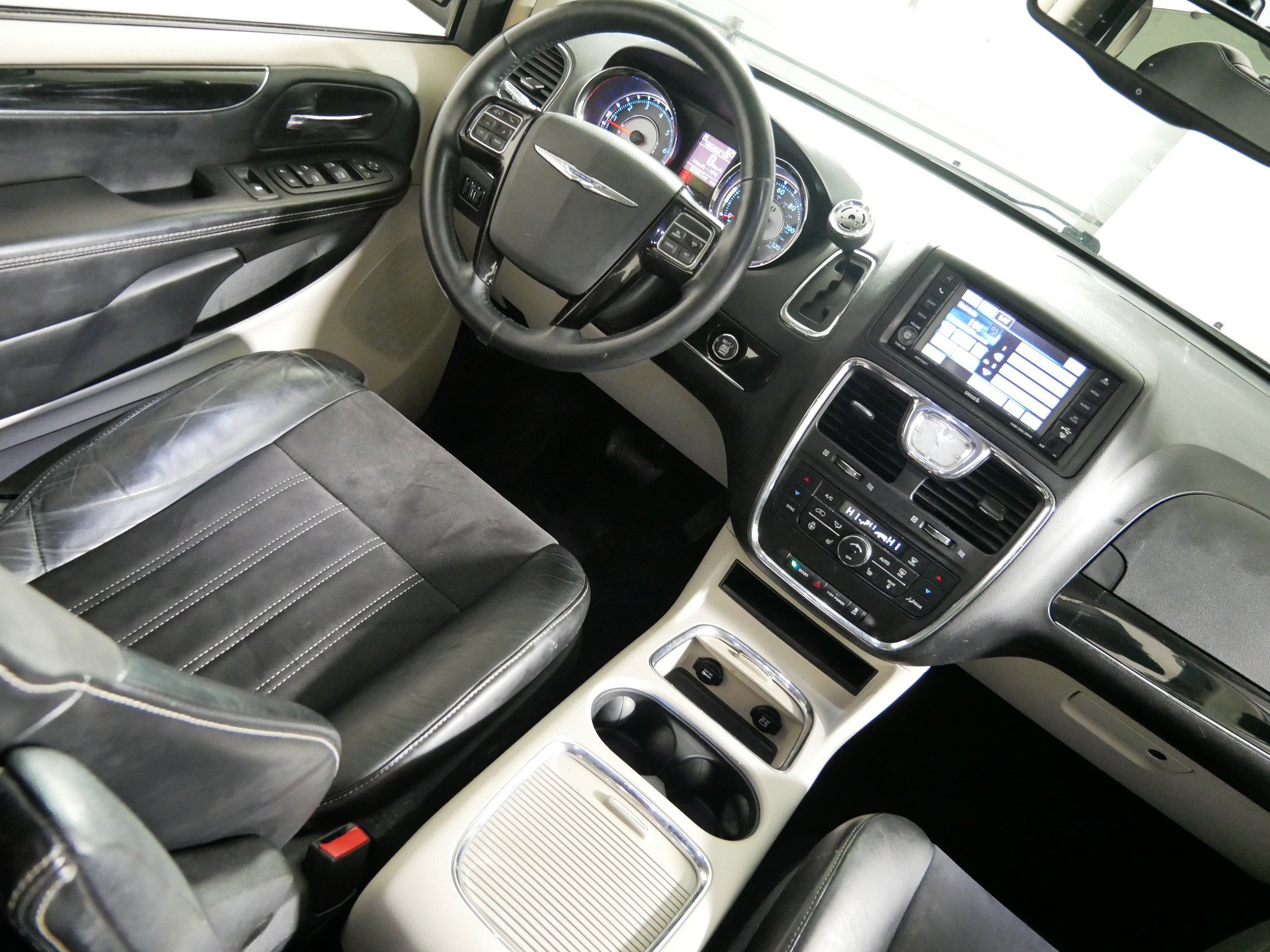 Used 2014 Chrysler Town & Country Touring-L image 9