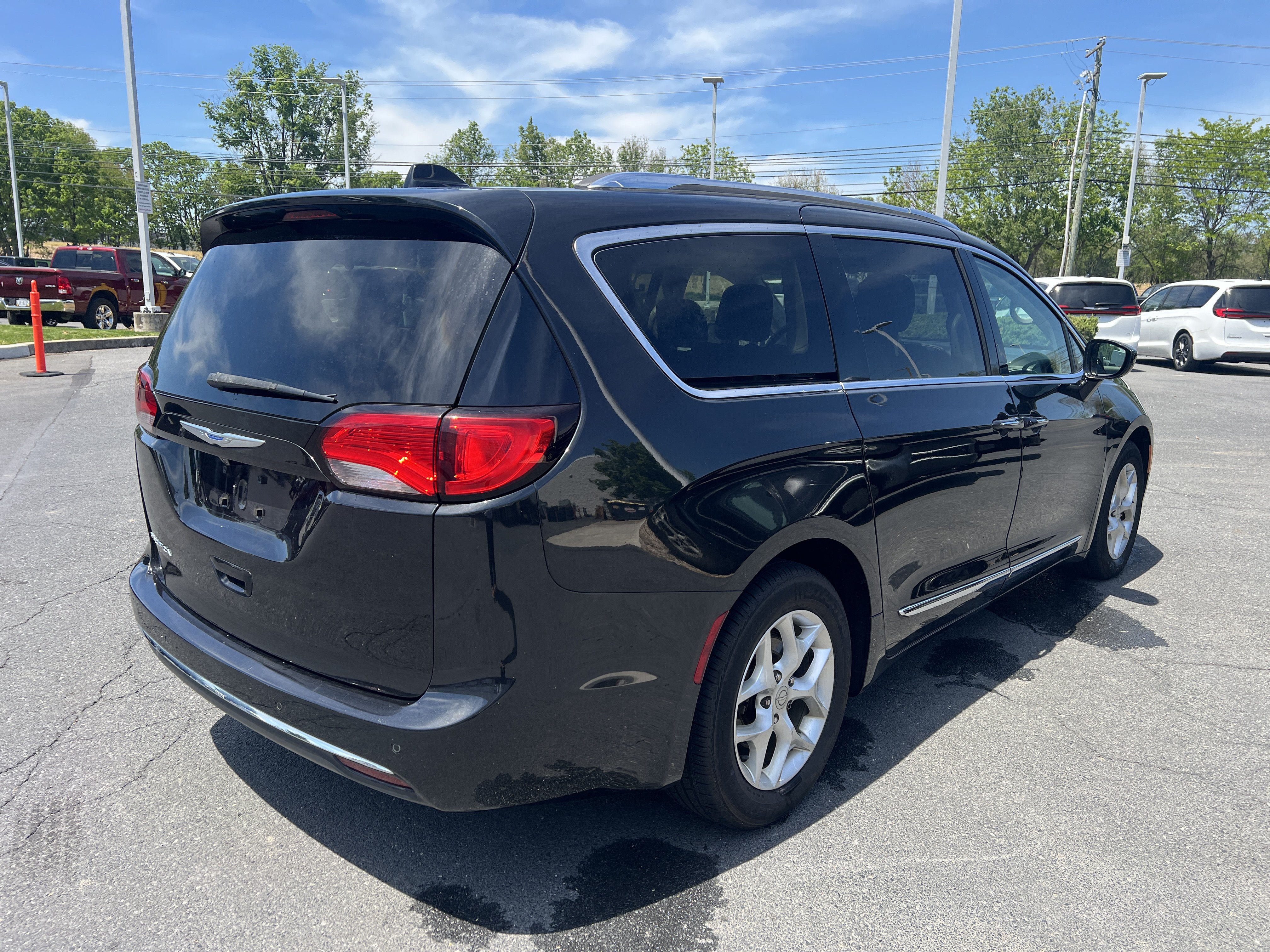 Used 2018 Chrysler Pacifica Touring-L Plus w/ Tire & Wheel Group FWD image 9