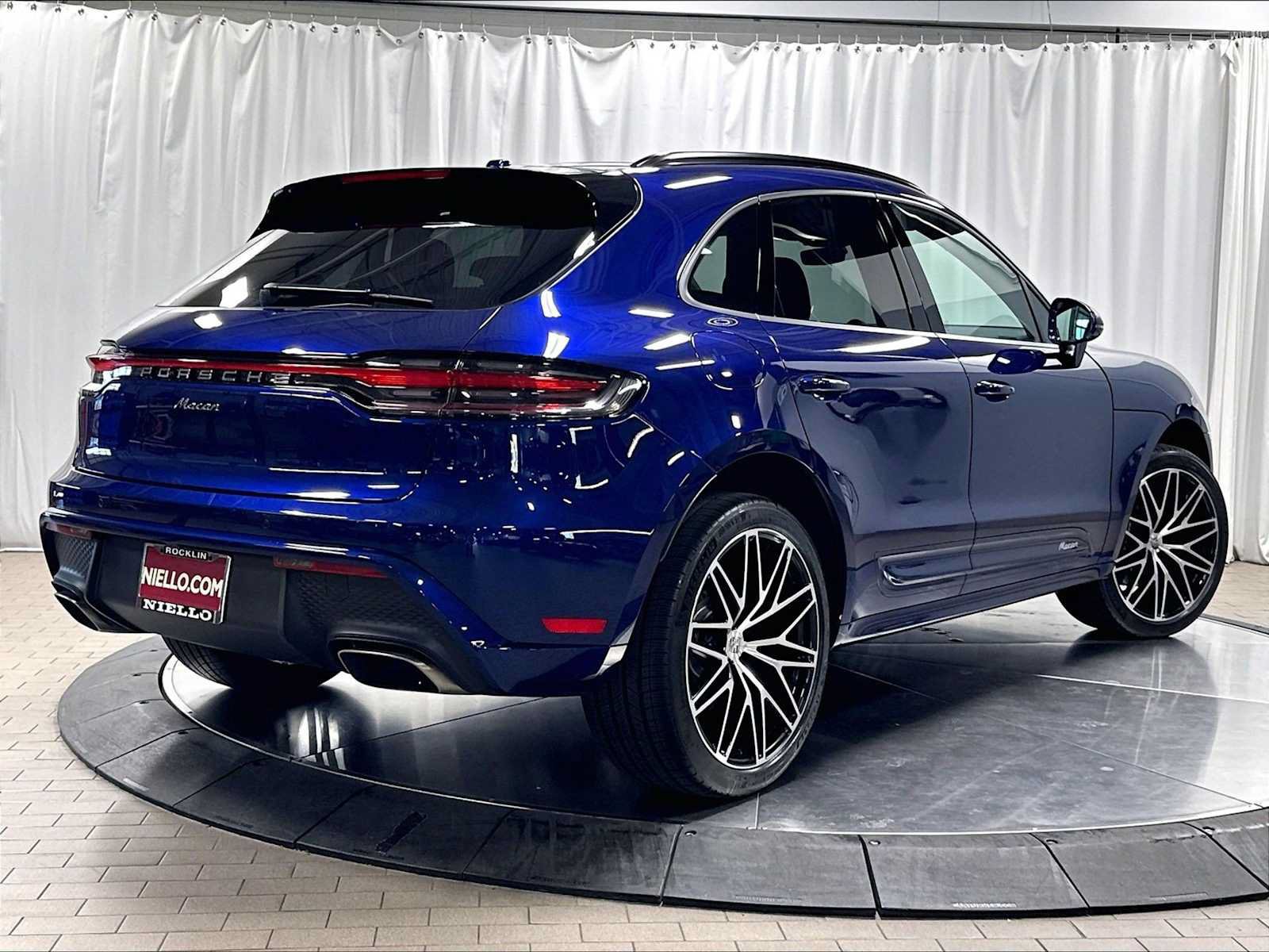 Used 2026 Porsche Macan AWD/4WD image 9