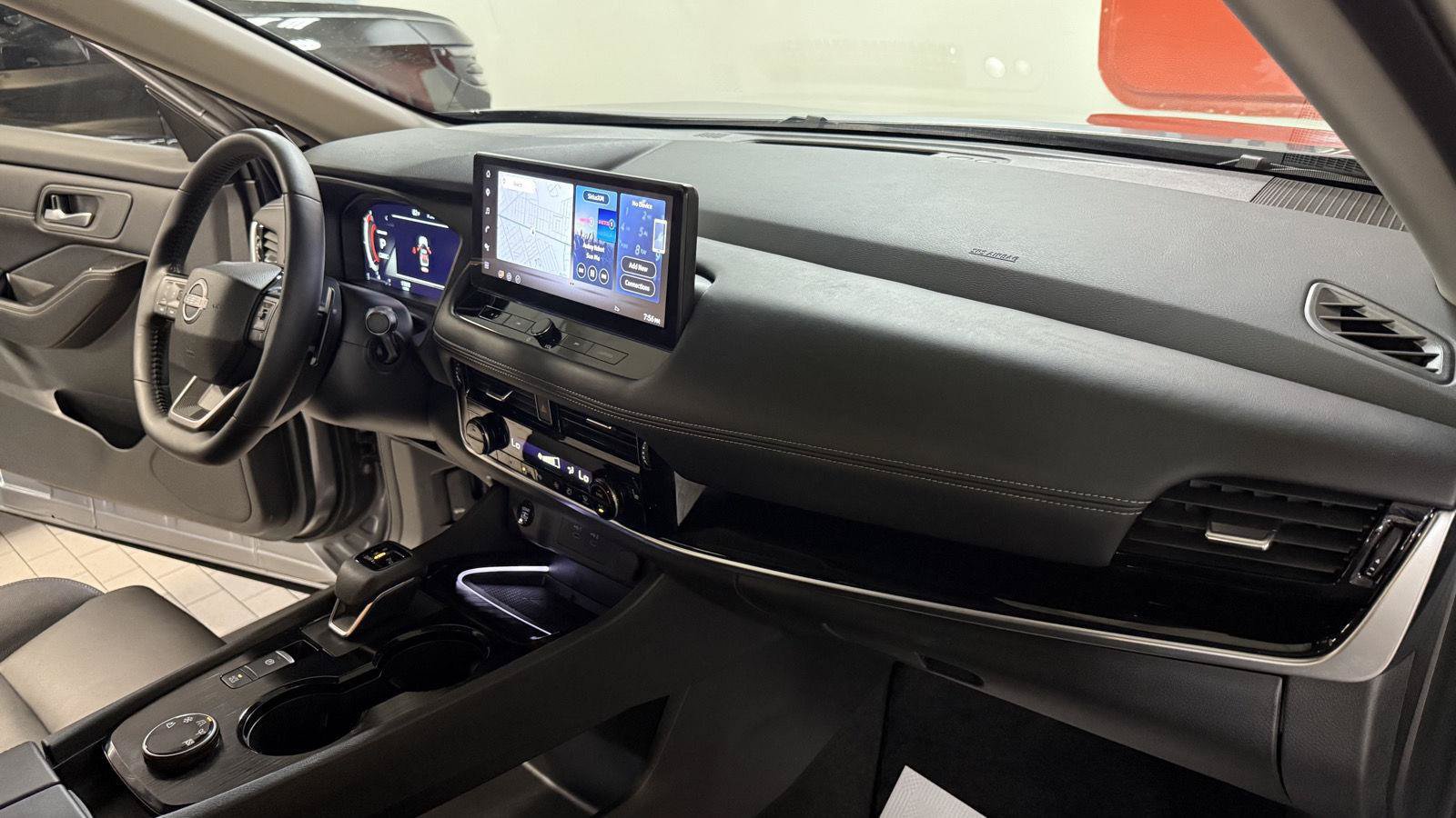 Used 2025 Nissan Rogue SL AWD/4WD image 13