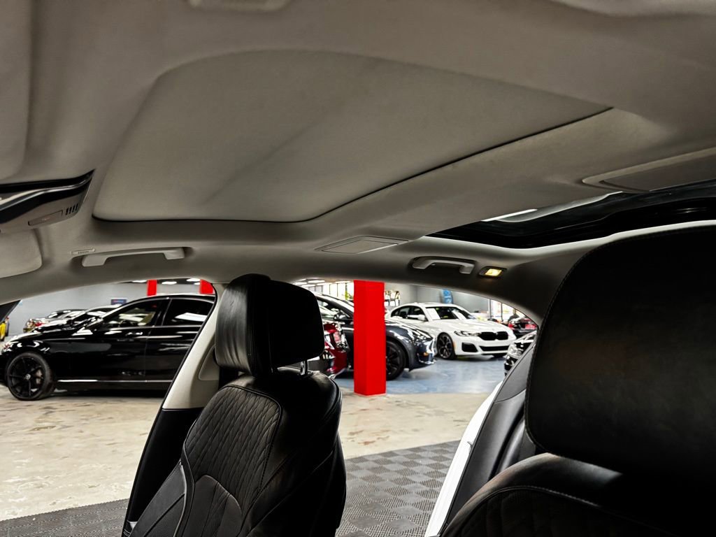 Used 2021 BMW 750i xDrive image 36