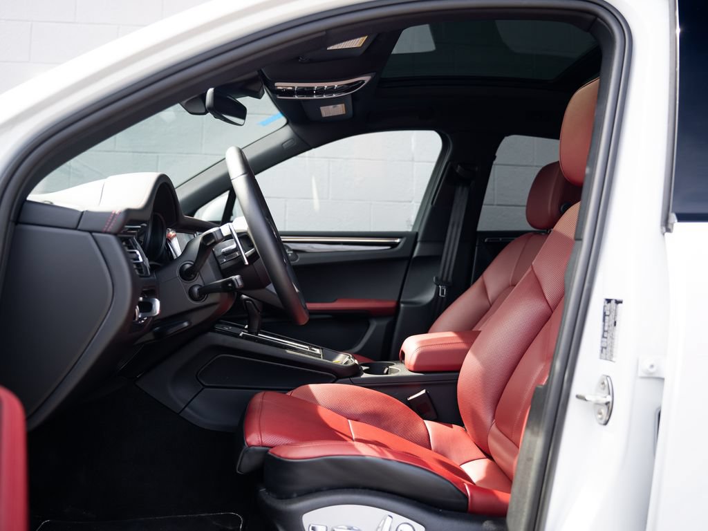 Certified 2025 Porsche Macan AWD/4WD image 17