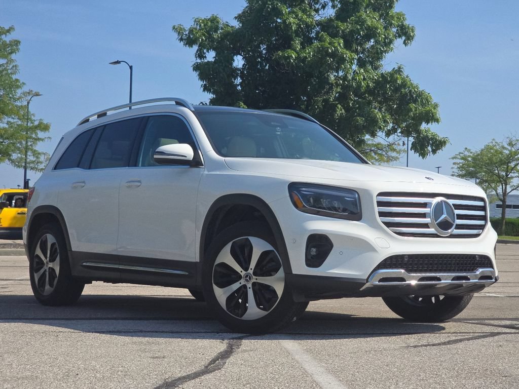 Used 2025 Mercedes-Benz GLB 250 4MATIC image 2