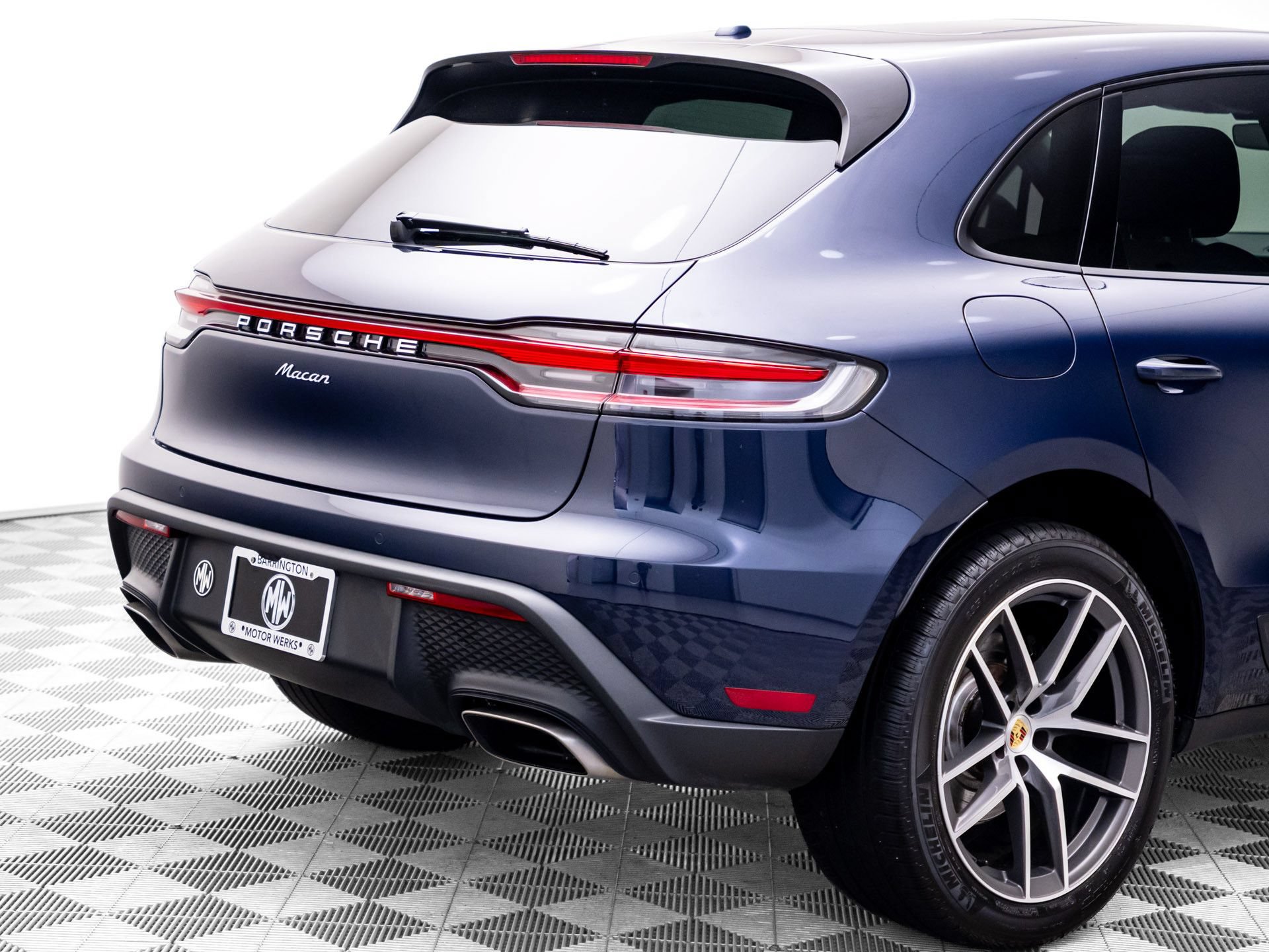 Certified 2023 Porsche Macan AWD/4WD image 33