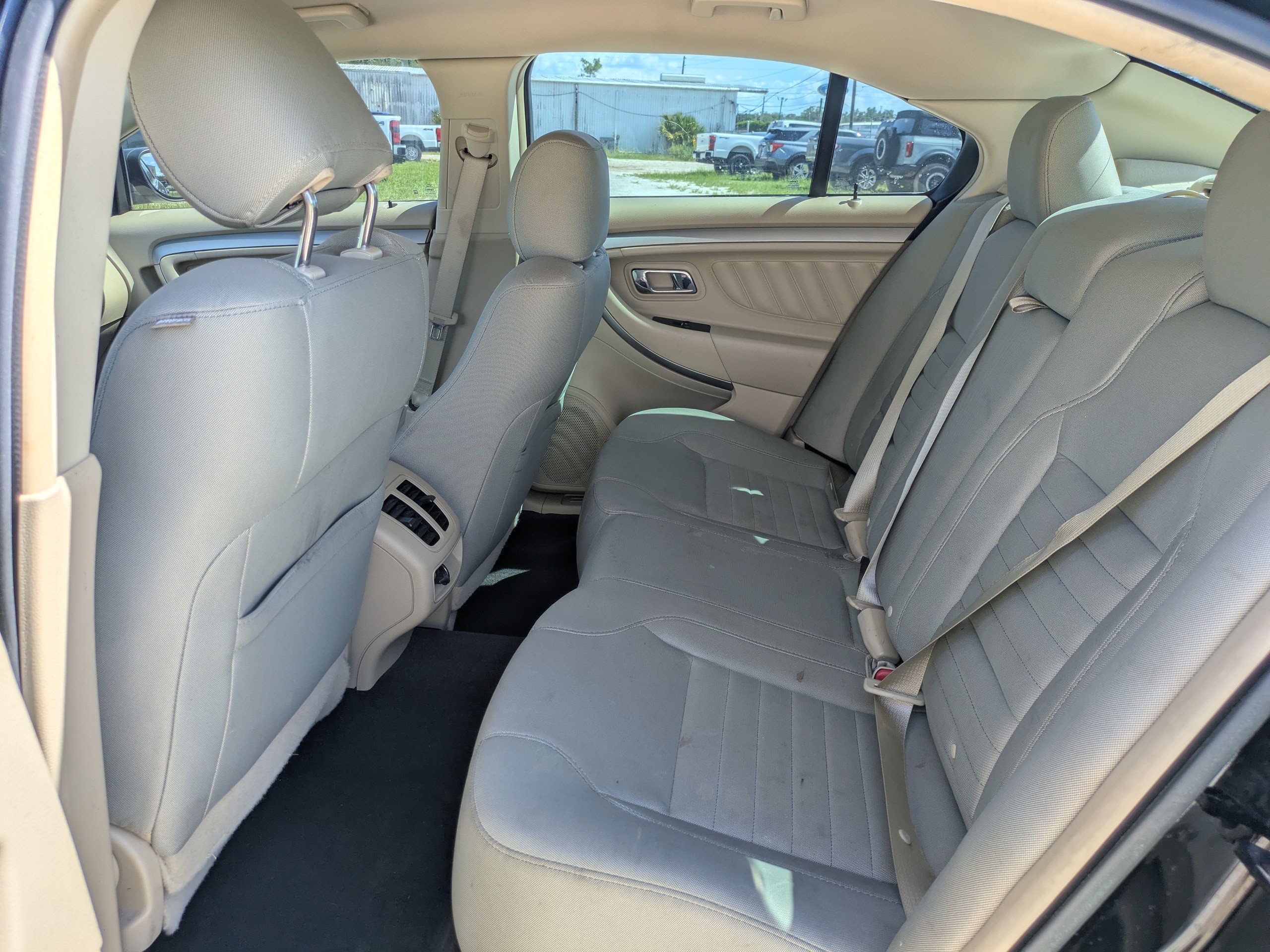 Used 2017 Ford Taurus SE FWD image 13