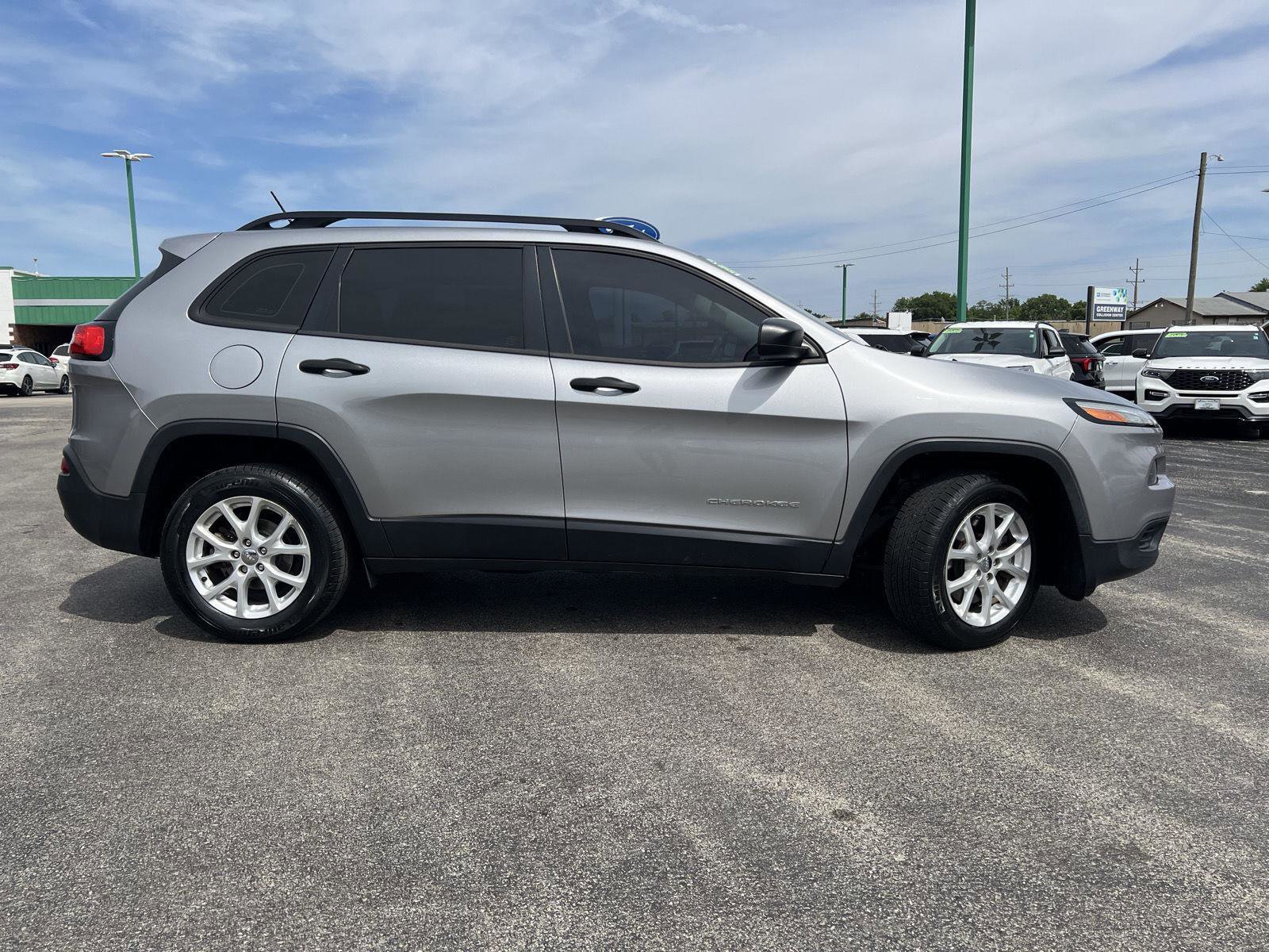 Used 2015 Jeep Cherokee Sport w/ Cold Weather Group FWD image 3
