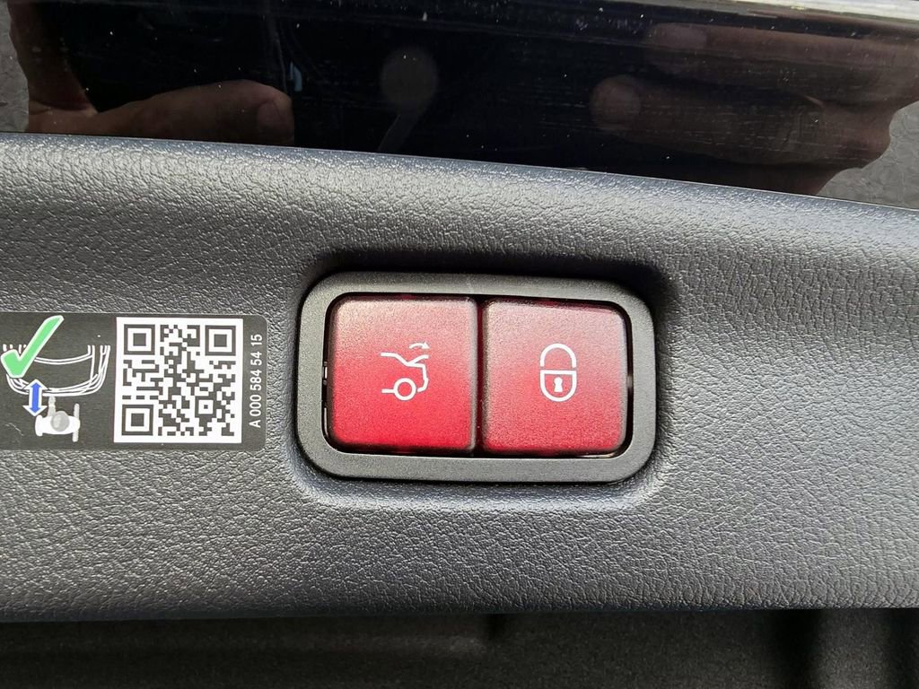 Used 2025 Mercedes-Benz C 300 Sedan image 29