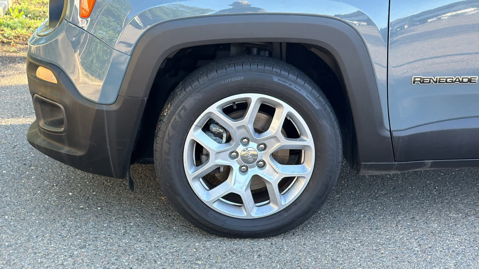 Used 2018 Jeep Renegade Latitude w/ UConnect 8.4 Nav Group image 9