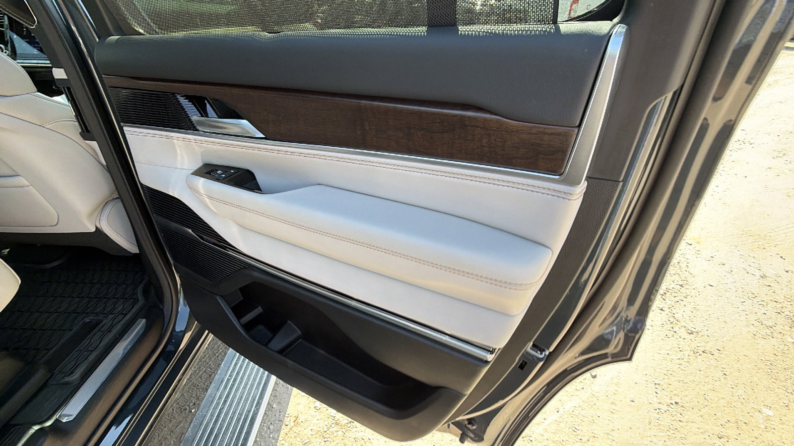 Certified 2025 Jeep Grand Wagoneer 4WD image 21