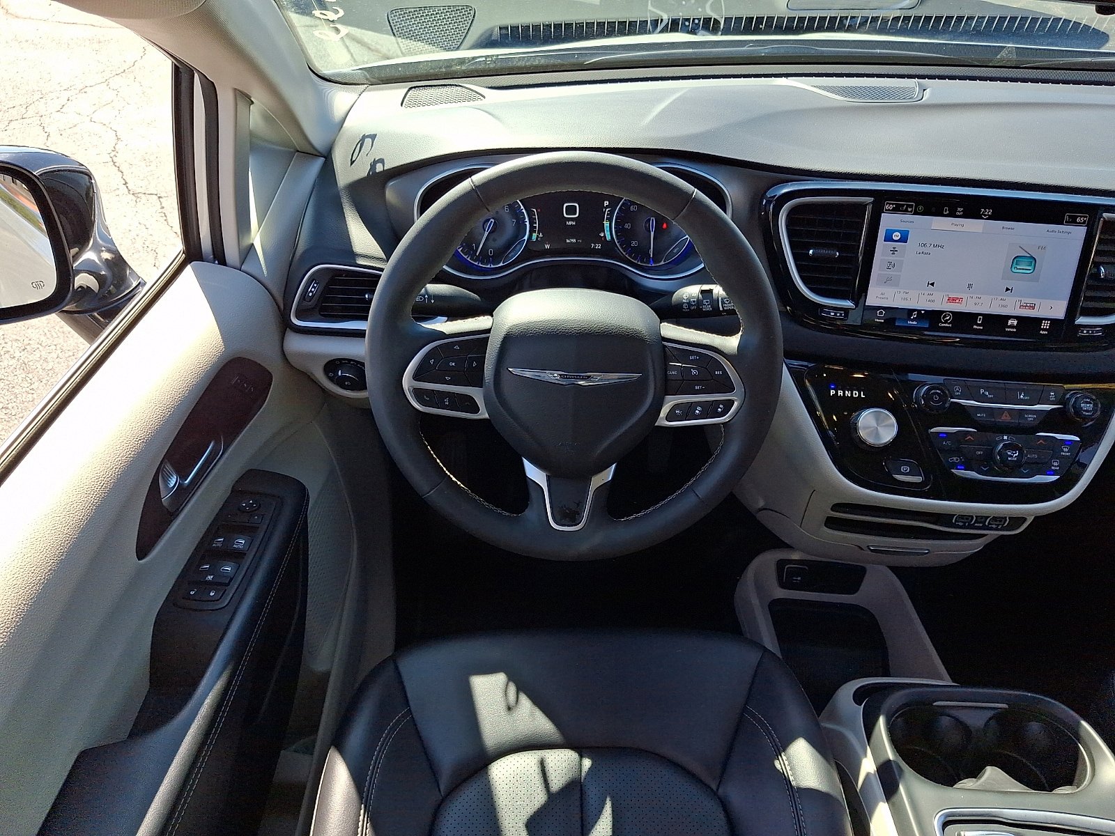Certified 2024 Chrysler Pacifica Touring-L image 12
