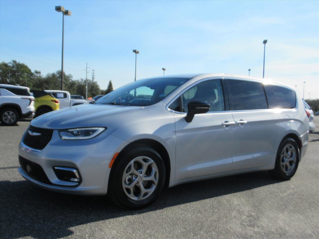 Used 2024 Chrysler Pacifica Limited image 3
