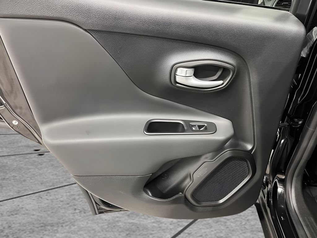Used 2023 Jeep Renegade Latitude AWD/4WD image 12
