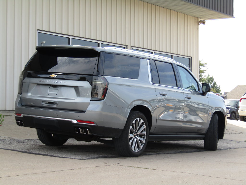 Used 2025 Chevrolet Suburban High Country AWD/4WD image 3