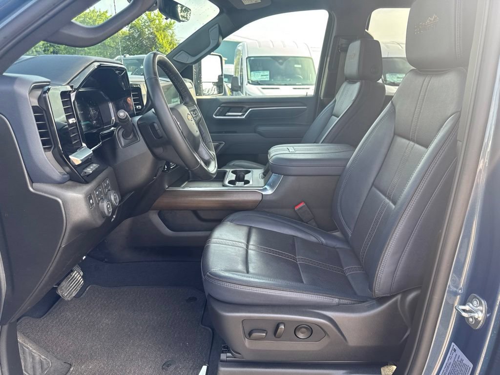 Used 2026 Chevrolet Silverado 2500 High Country w/ Technology Package AWD/4WD image 11