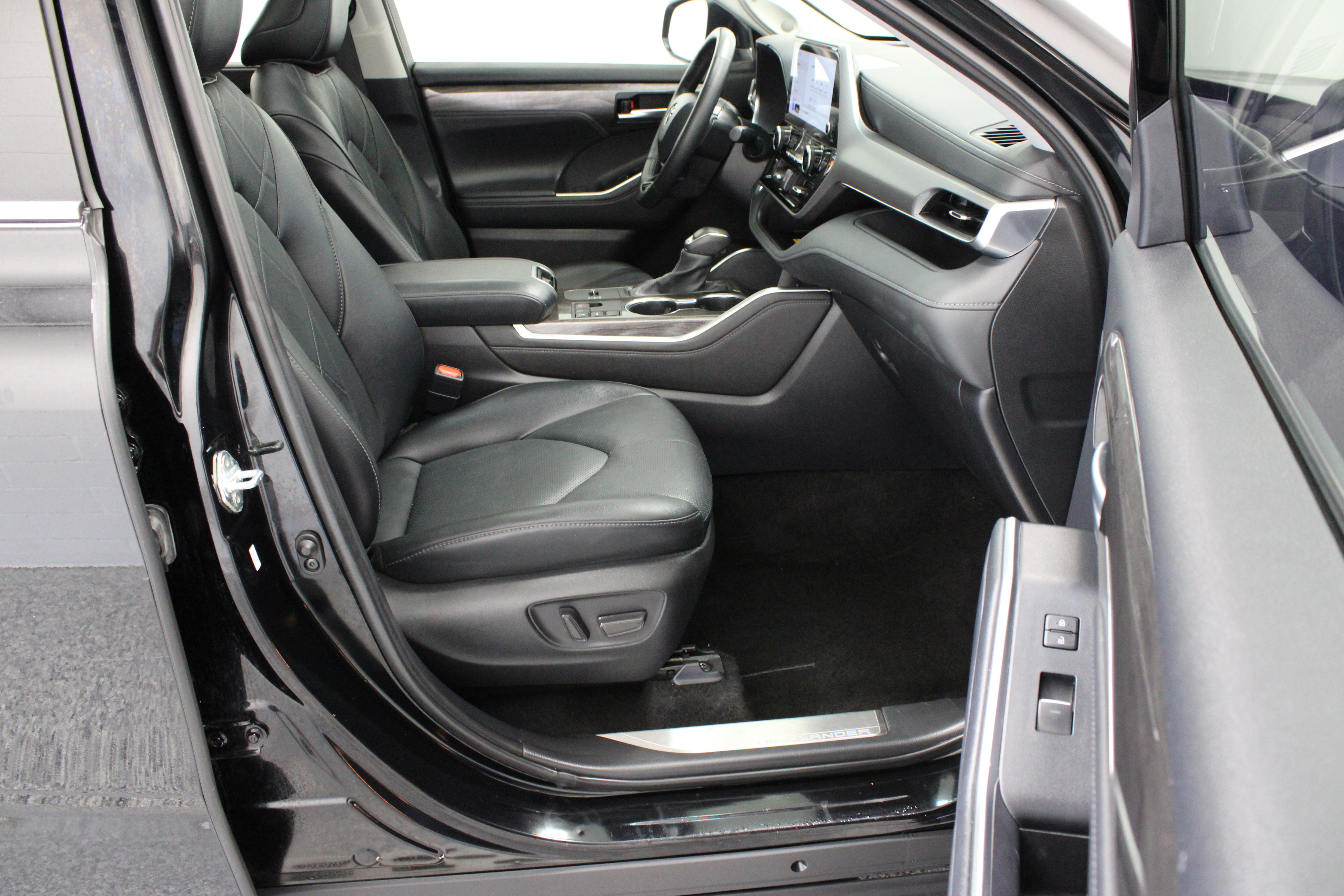 Used 2024 Toyota Highlander Platinum FWD image 41