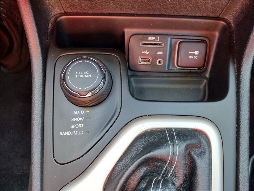 Used 2017 Jeep Cherokee Latitude w/ Cold Weather Group image 26