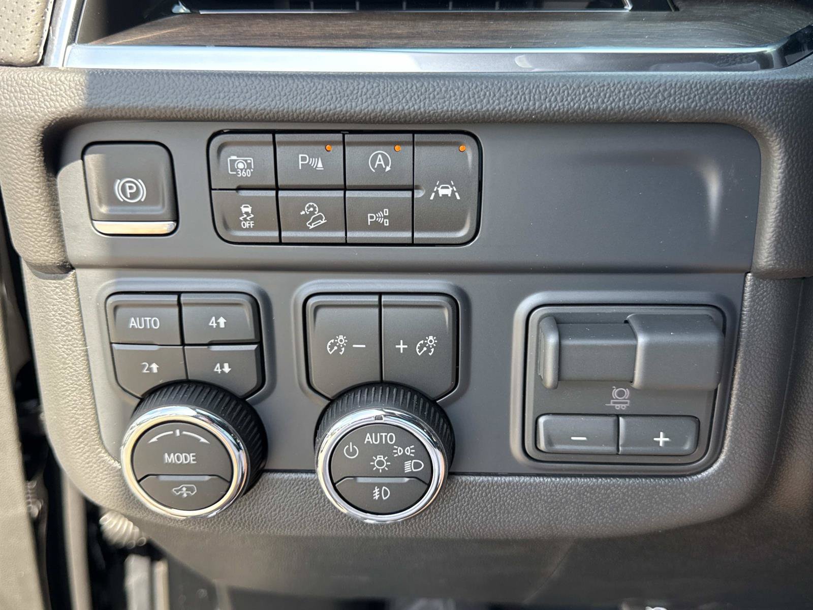 New 2026 Chevrolet Suburban High Country AWD/4WD image 31