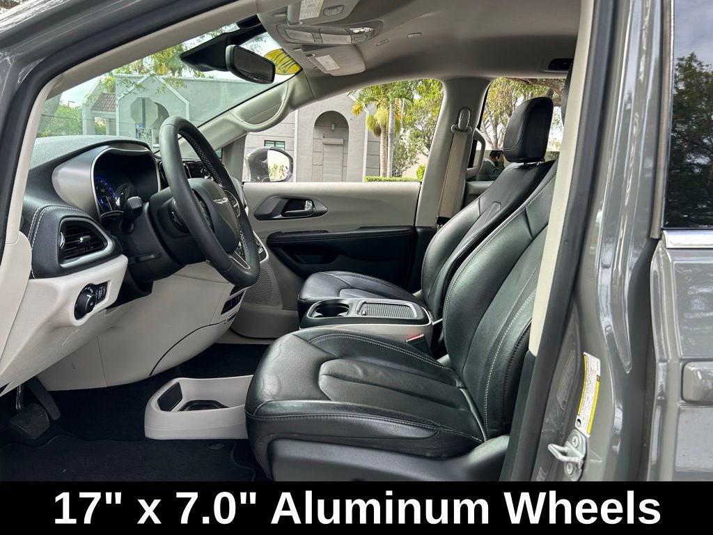 Certified 2022 Chrysler Pacifica Touring-L image 17