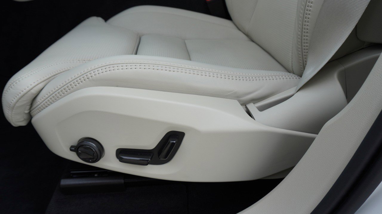 Used 2025 Volvo XC60 B5 Ultra w/ Protection Package Premier image 24