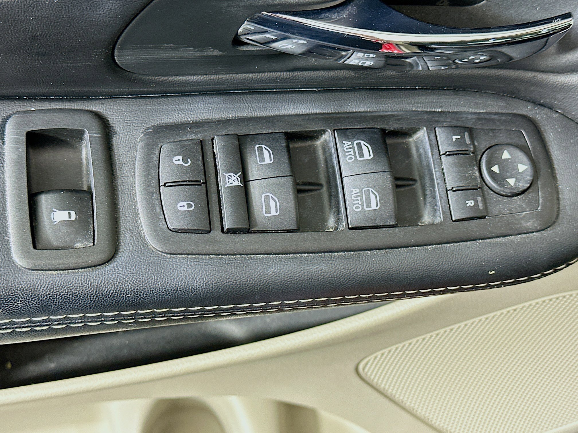 Used 2014 Chrysler Town & Country Touring FWD image 15