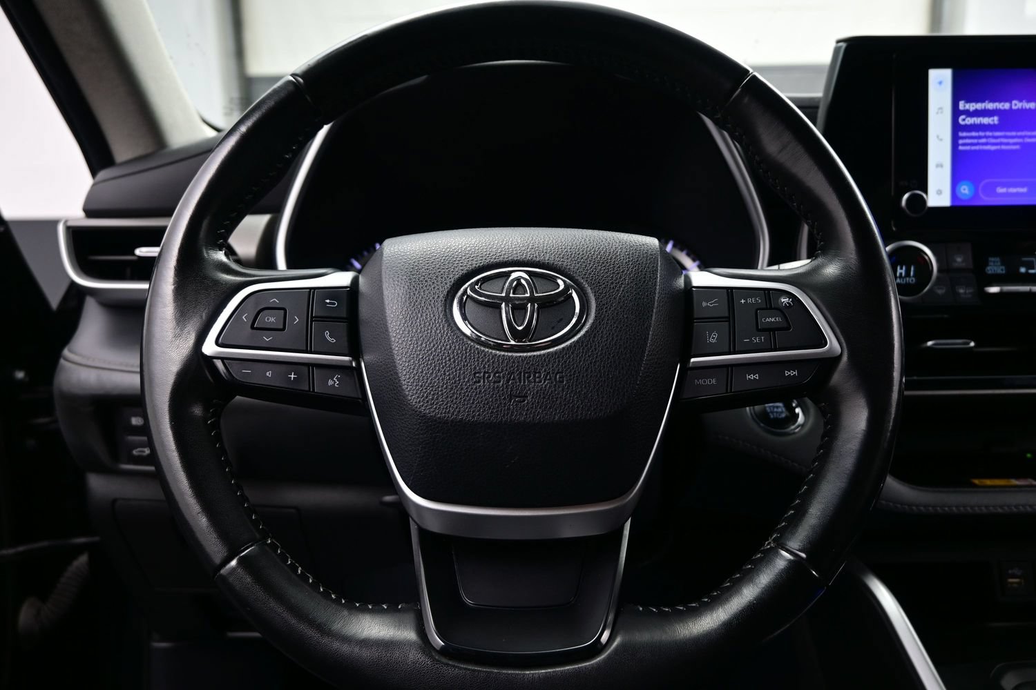 Used 2023 Toyota Highlander XLE AWD/4WD image 25