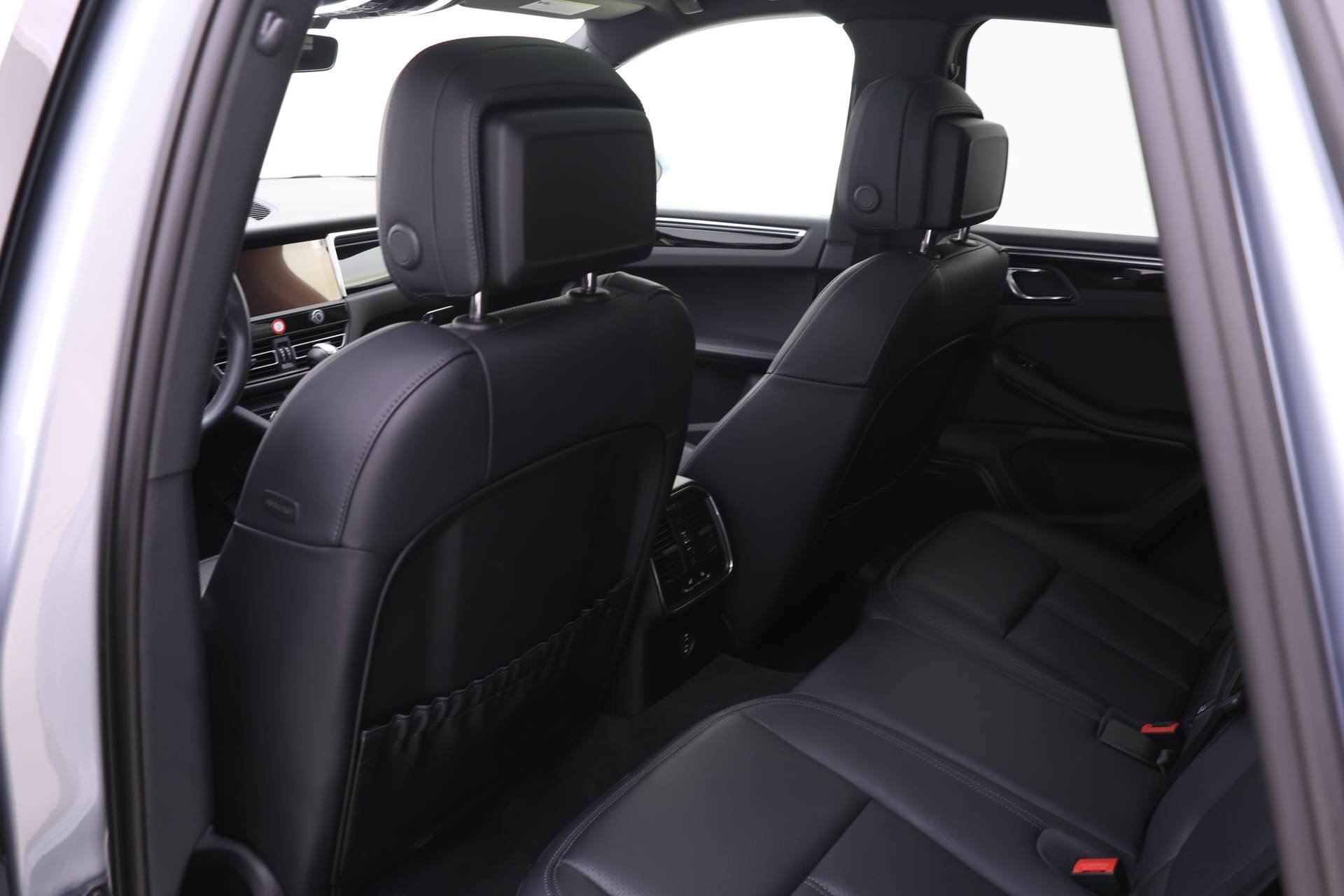 Certified 2024 Porsche Macan image 17