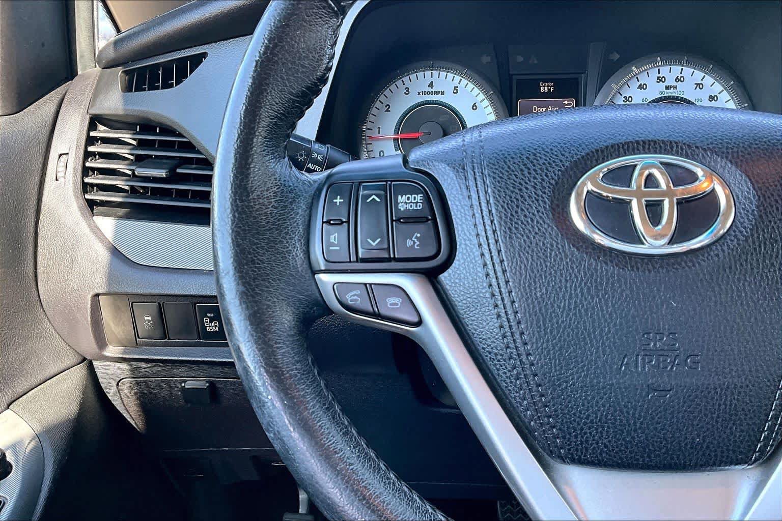 Used 2017 Toyota Sienna SE w/ SE Preferred Package FWD image 23