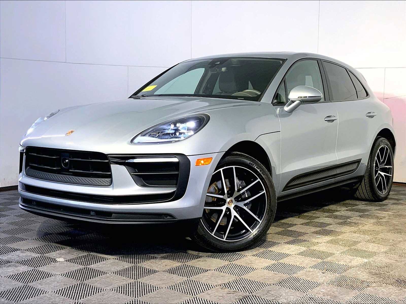 Used 2023 Porsche Macan image 1