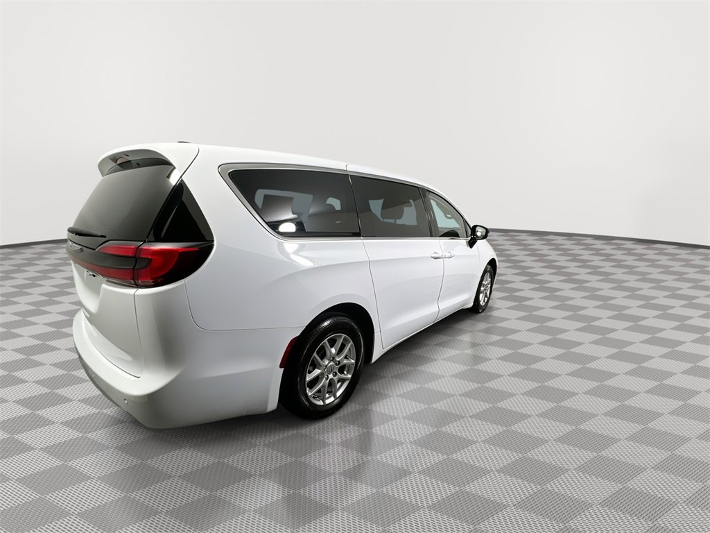 Used 2024 Chrysler Pacifica Touring-L image 8