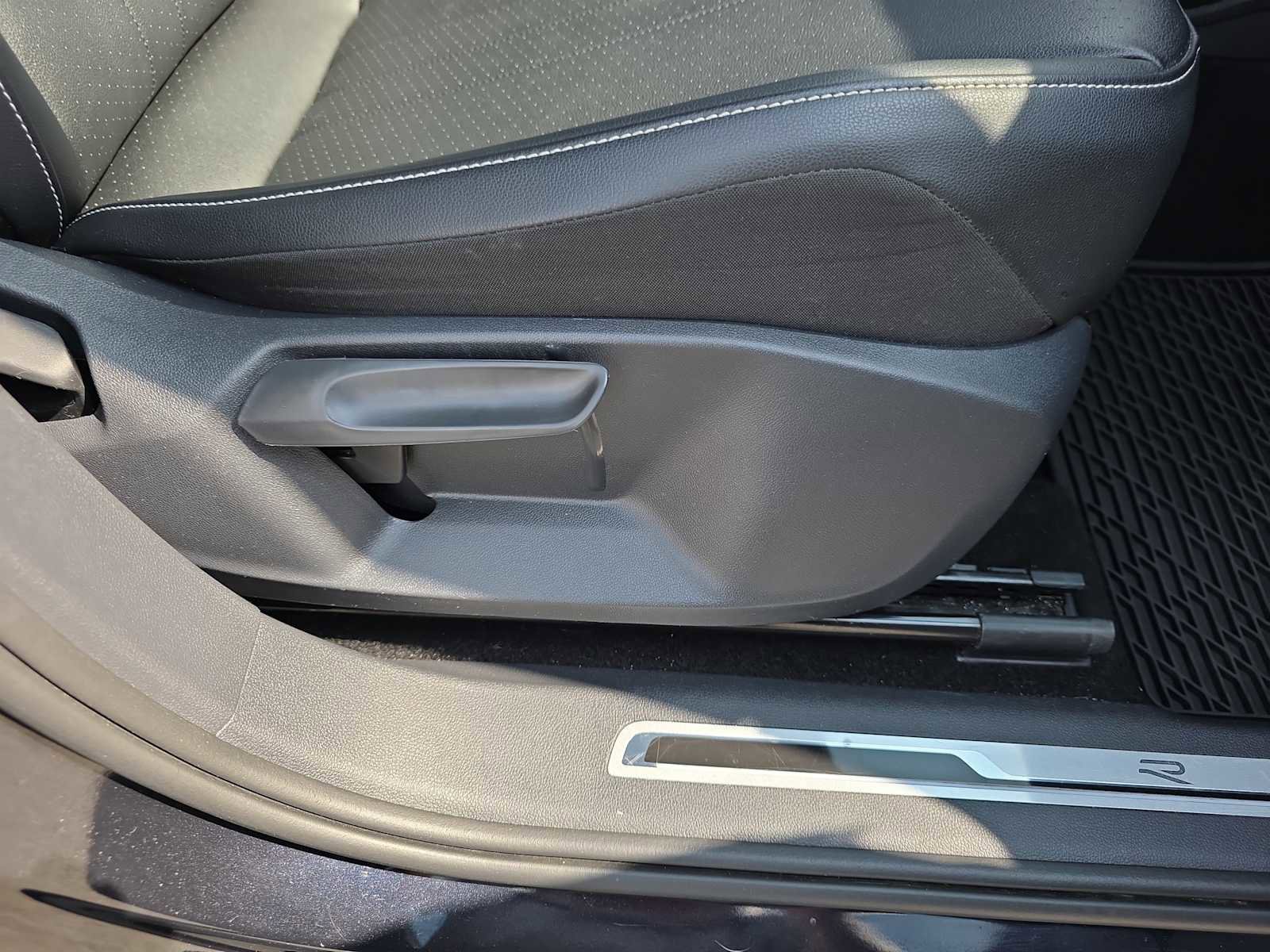 Used 2023 Volkswagen Tiguan SE R-Line image 30