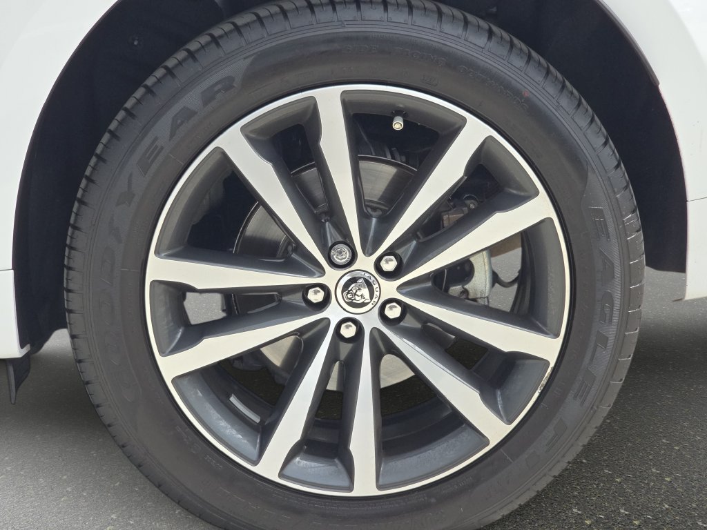 Certified 2025 Jaguar F-PACE R-Dynamic S AWD/4WD image 34