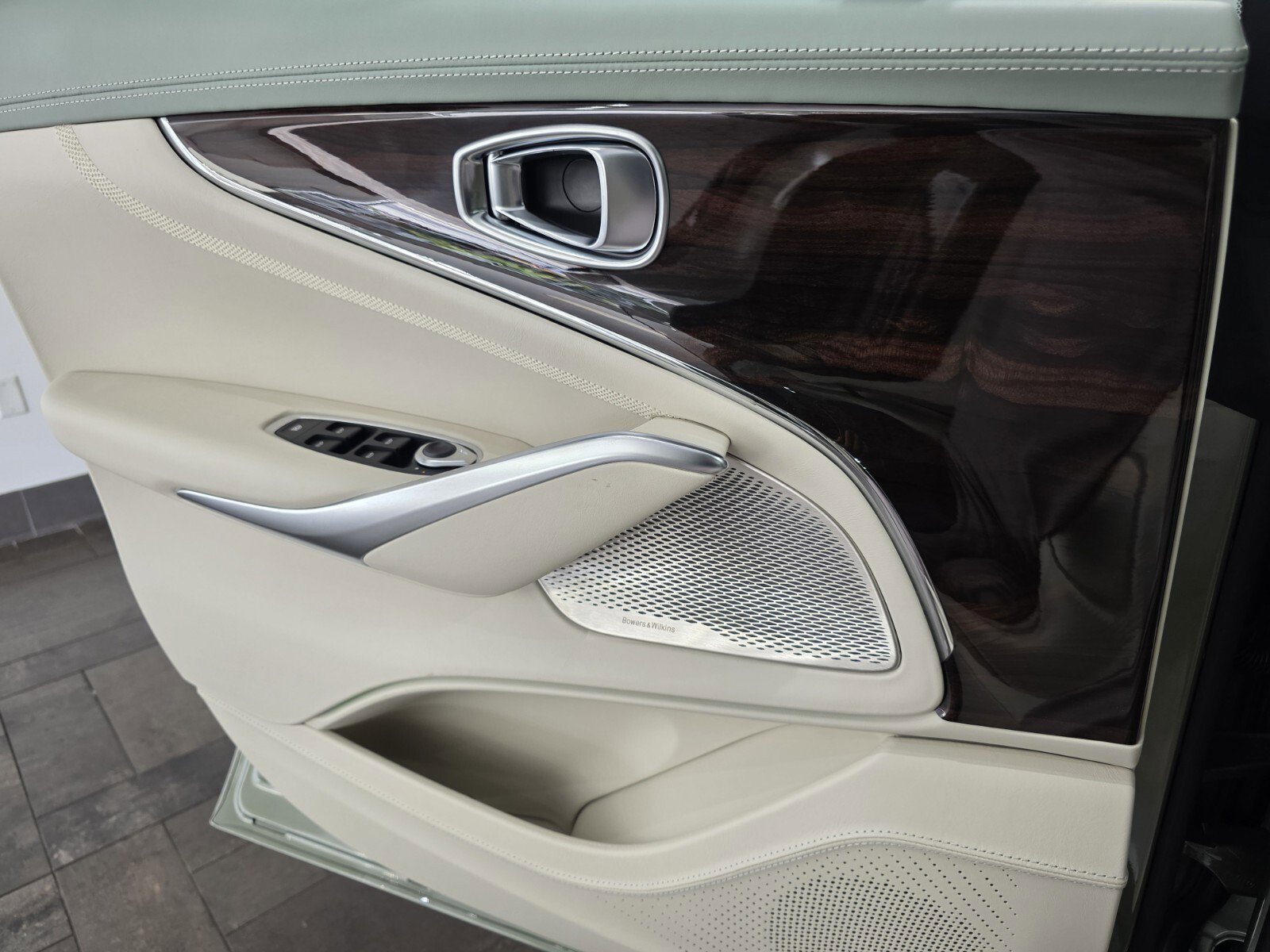 New 2026 Aston Martin DBX 707 image 16