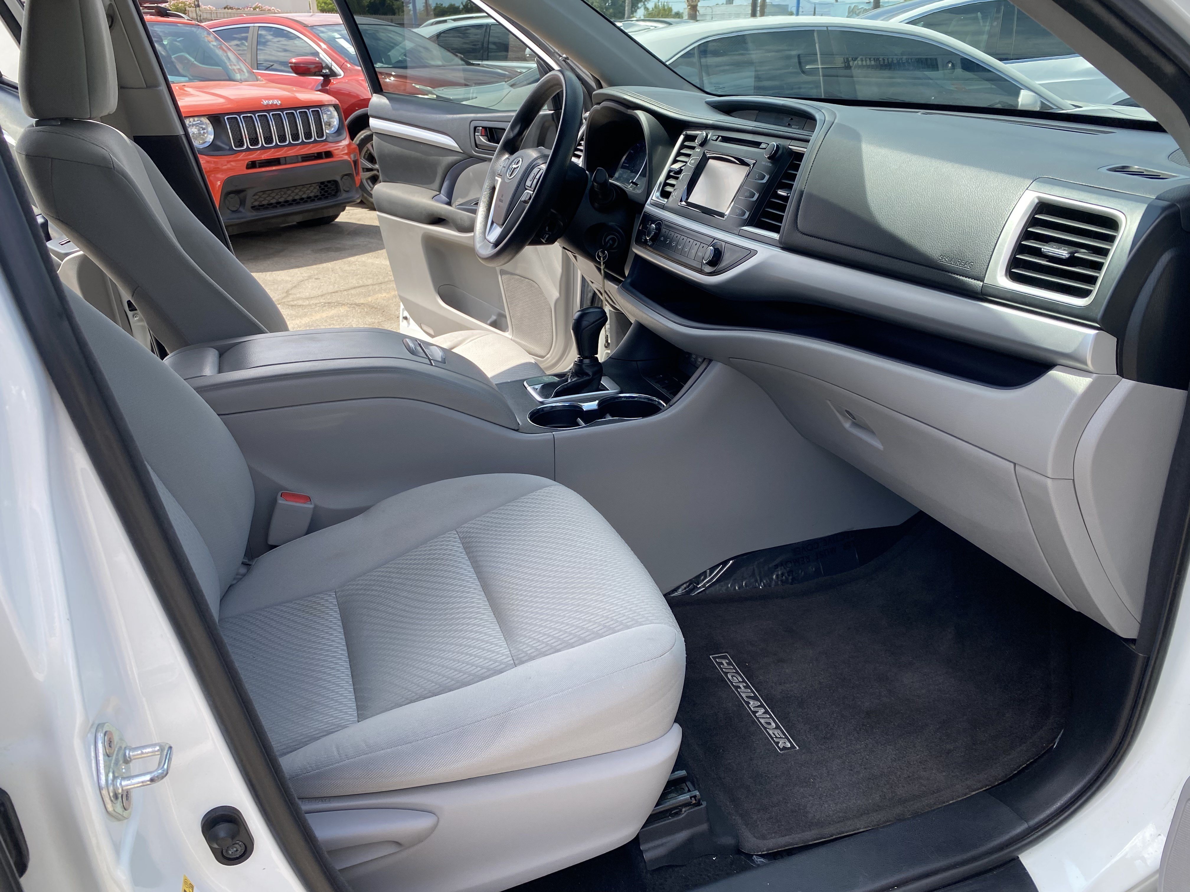 Used 2018 Toyota Highlander LE FWD image 24