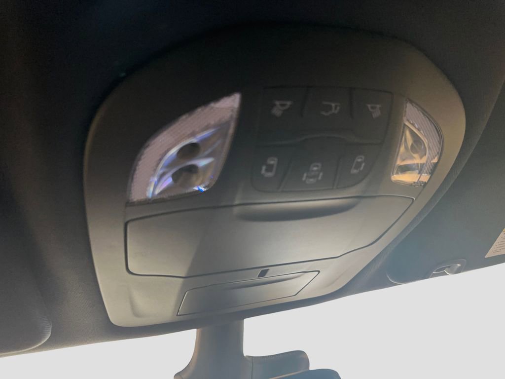 Used 2026 Chrysler Pacifica Select image 17