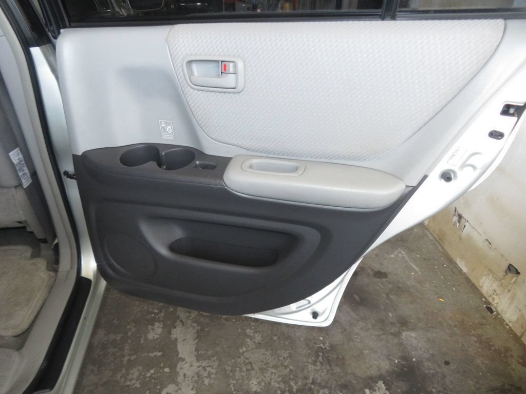 Used 2004 Toyota Highlander 4WD V6 image 24