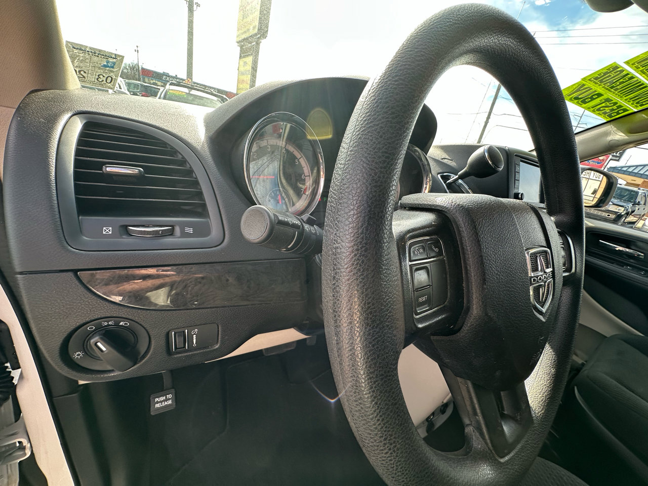Used 2019 Dodge Grand Caravan SE w/ UConnect Hands-Free Group image 12