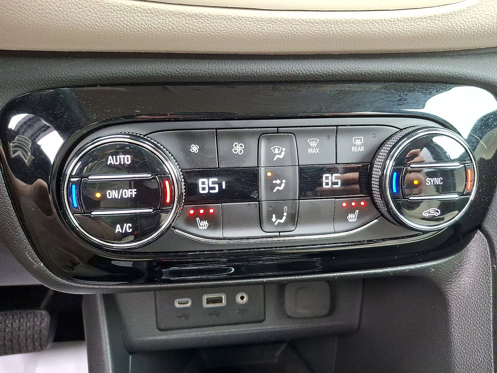 Used 2023 Buick Encore GX Select AWD/4WD image 19