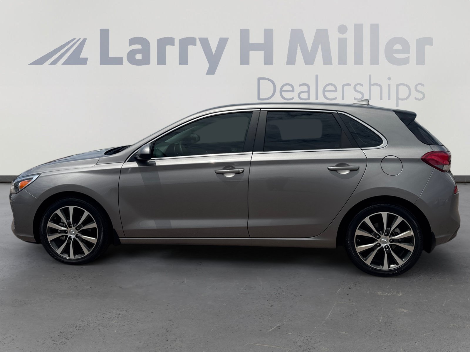 Used 2020 Hyundai Elantra GT FWD image 2