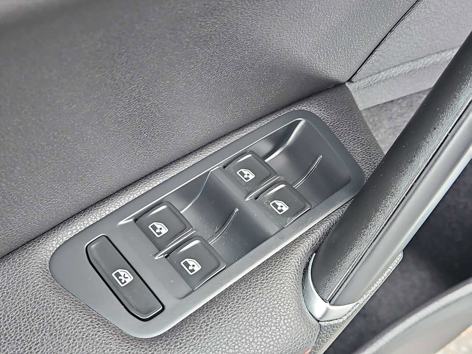 Used 2018 Volkswagen GTI SE w/ SE Leather Package image 11