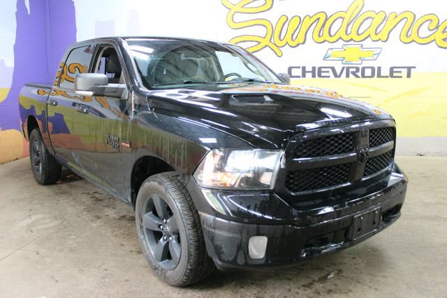 Used 2019 RAM 1500 Classic SLT w/ Black Appearance Group AWD/4WD image 2