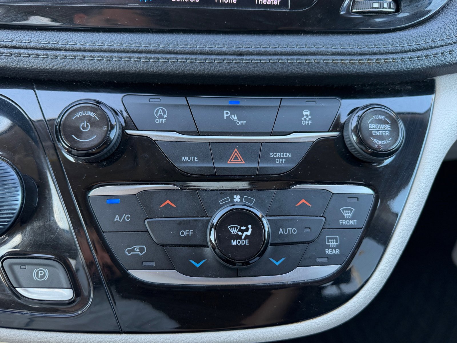 Used 2018 Chrysler Pacifica Limited FWD image 11