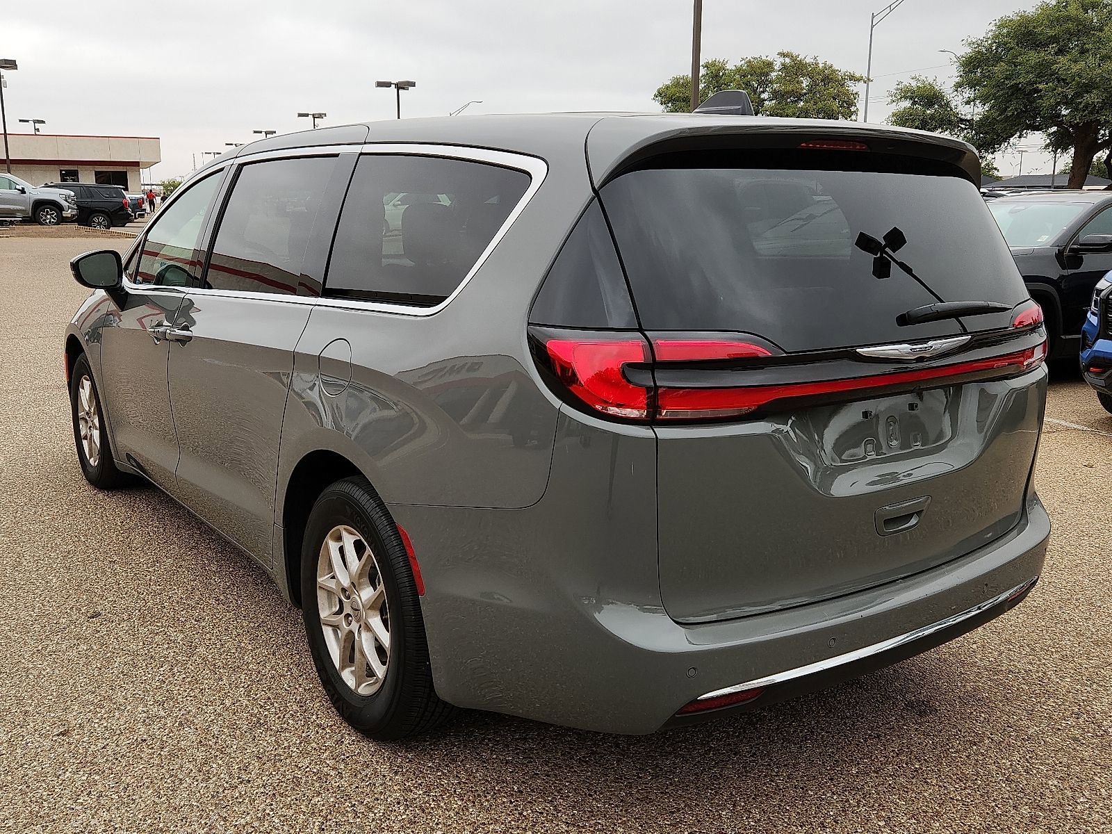 Used 2025 Chrysler Pacifica Select FWD image 3