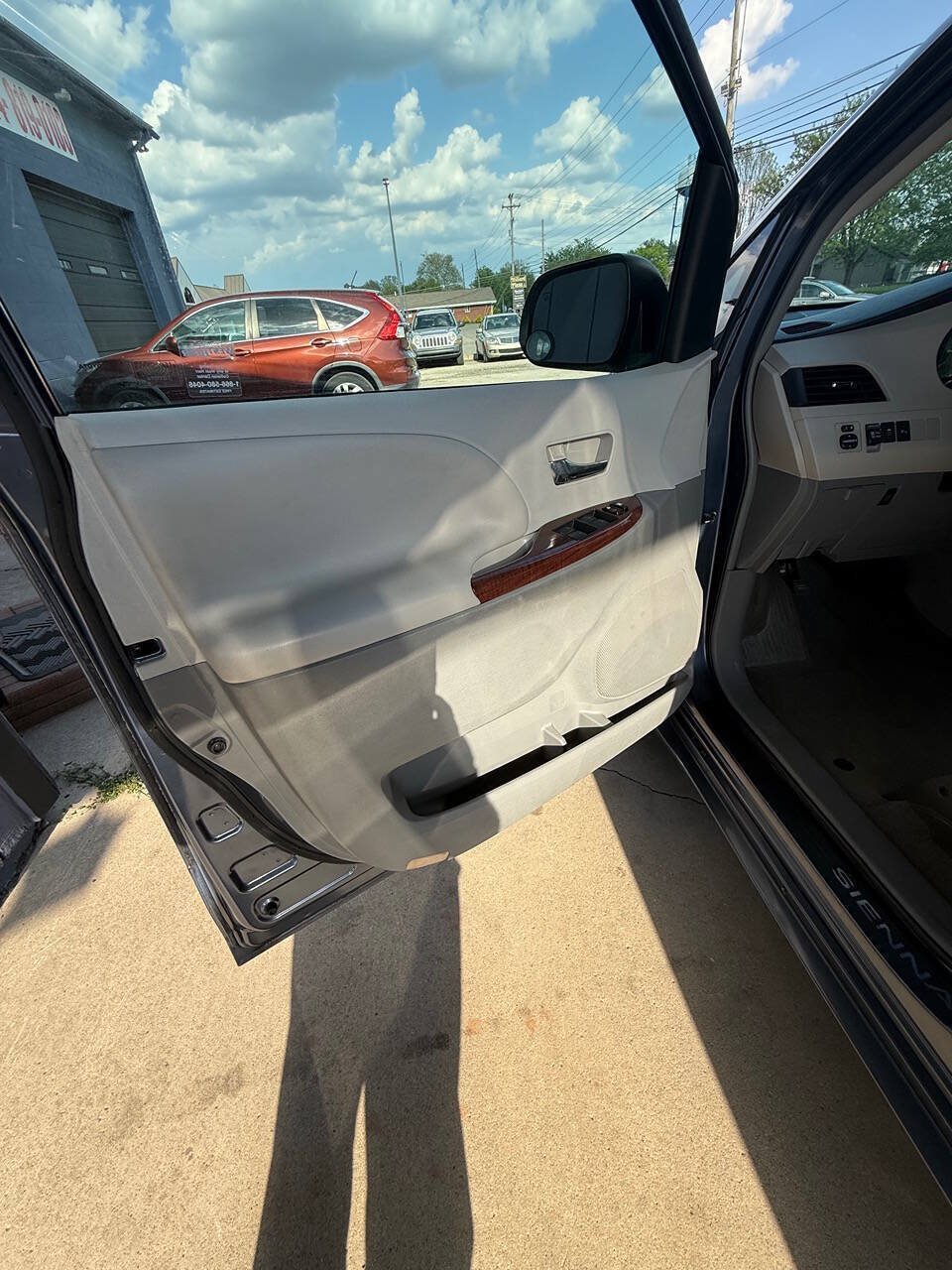 Used 2013 Toyota Sienna XLE FWD image 16