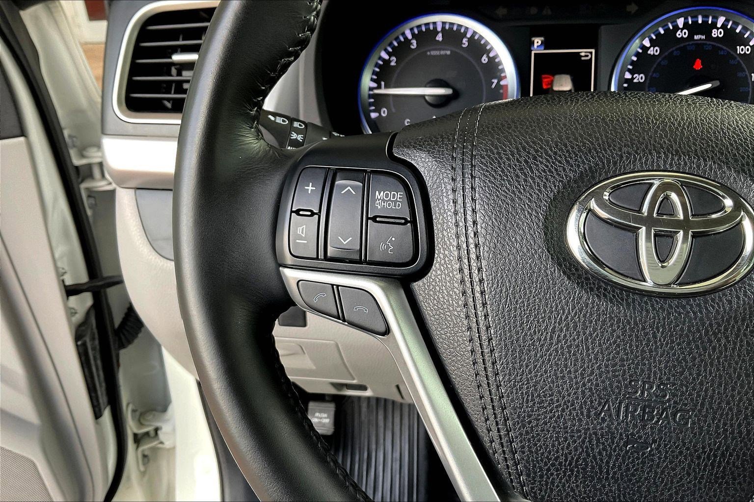 Used 2017 Toyota Highlander Limited image 12