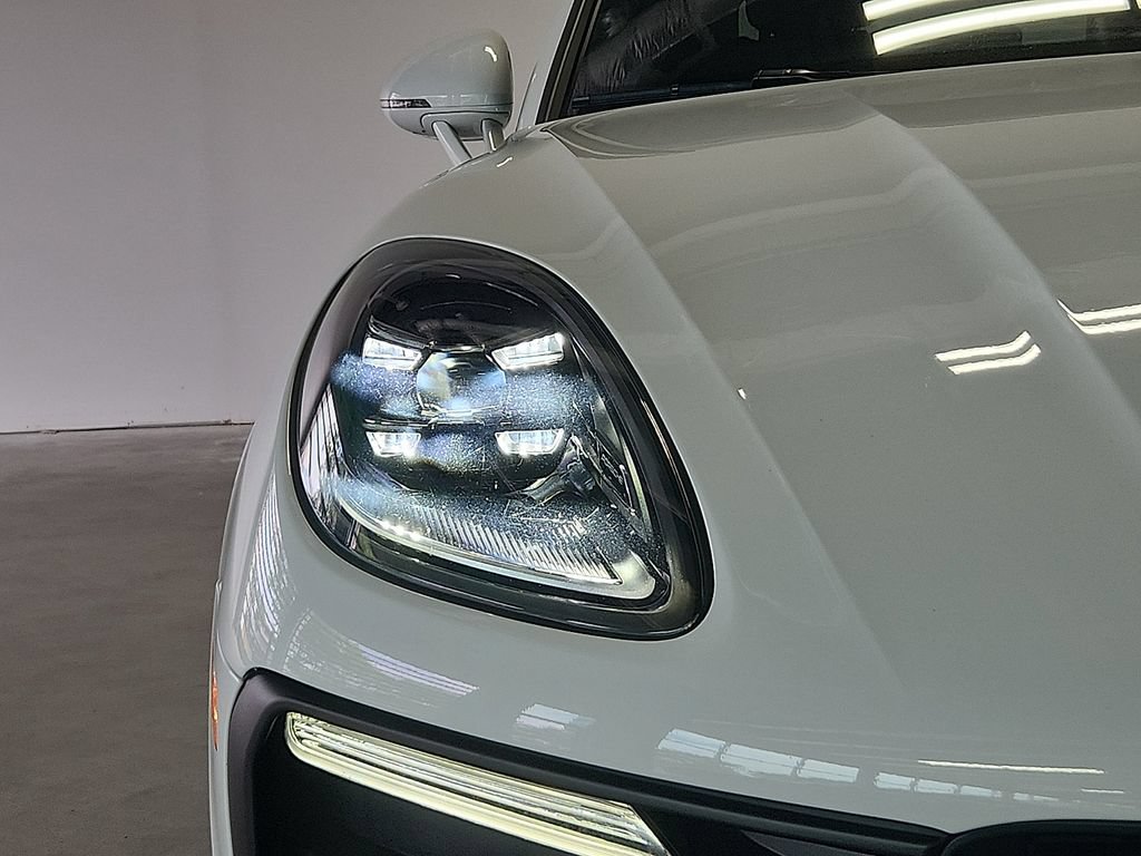 Certified 2026 Porsche Macan AWD/4WD image 9