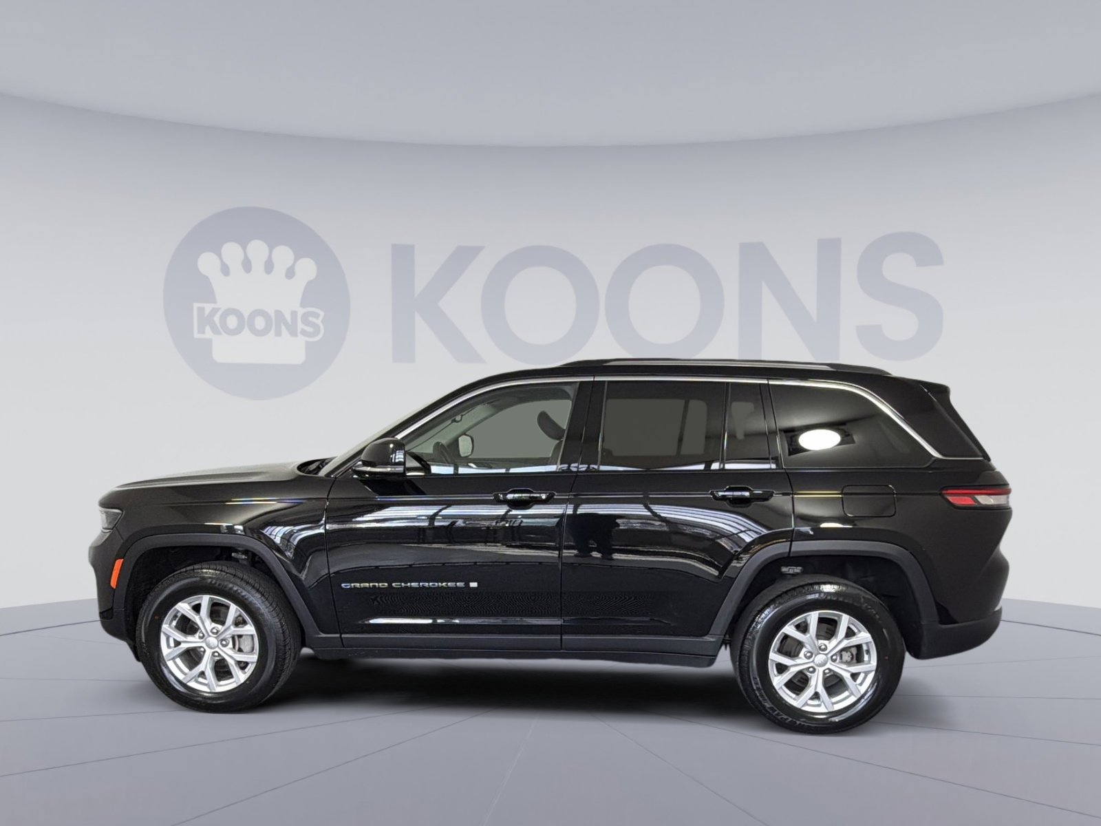 Used 2023 Jeep Grand Cherokee Limited image 2